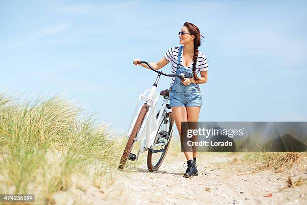 fahrrad-urlaub - bike beach stock-fotos und bilder