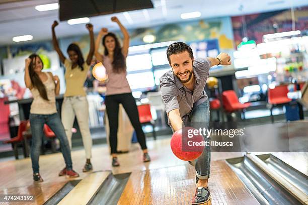 gruppe von freunden in der bowling - bowler hat stock-fotos und bilder