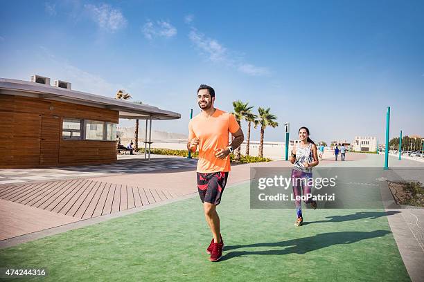 fitness e exercício na praia de jumeirah em dubai - dubai jumeirah beach imagens e fotografias de stock