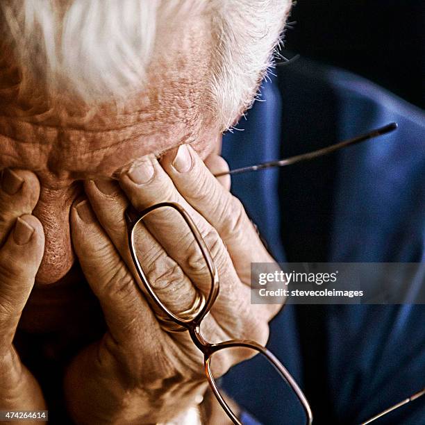 empresario sometida a tensión. - anciano llorando fotografías e imágenes de stock