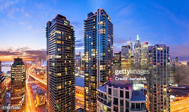 vida urbana do centro da cidade de toronto vibrante vista da cidade skyline - skyscraper imagens e fotografias de stock