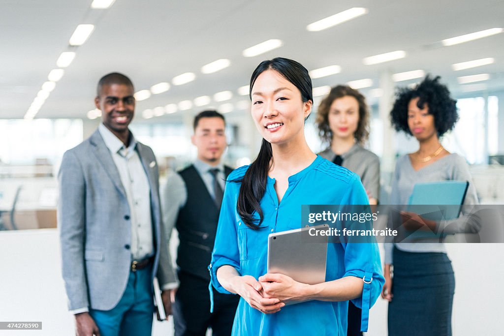 Japanische Geschäftsfrau manager eines Rassen business-team