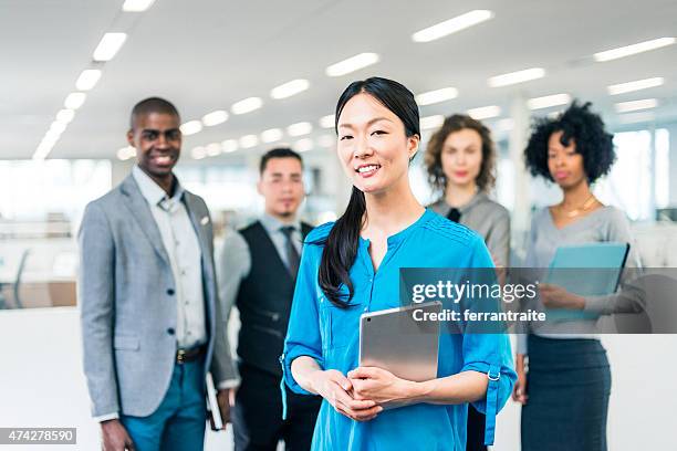 japanische geschäftsfrau manager eines rassen business-team - chancengleichheit stock-fotos und bilder