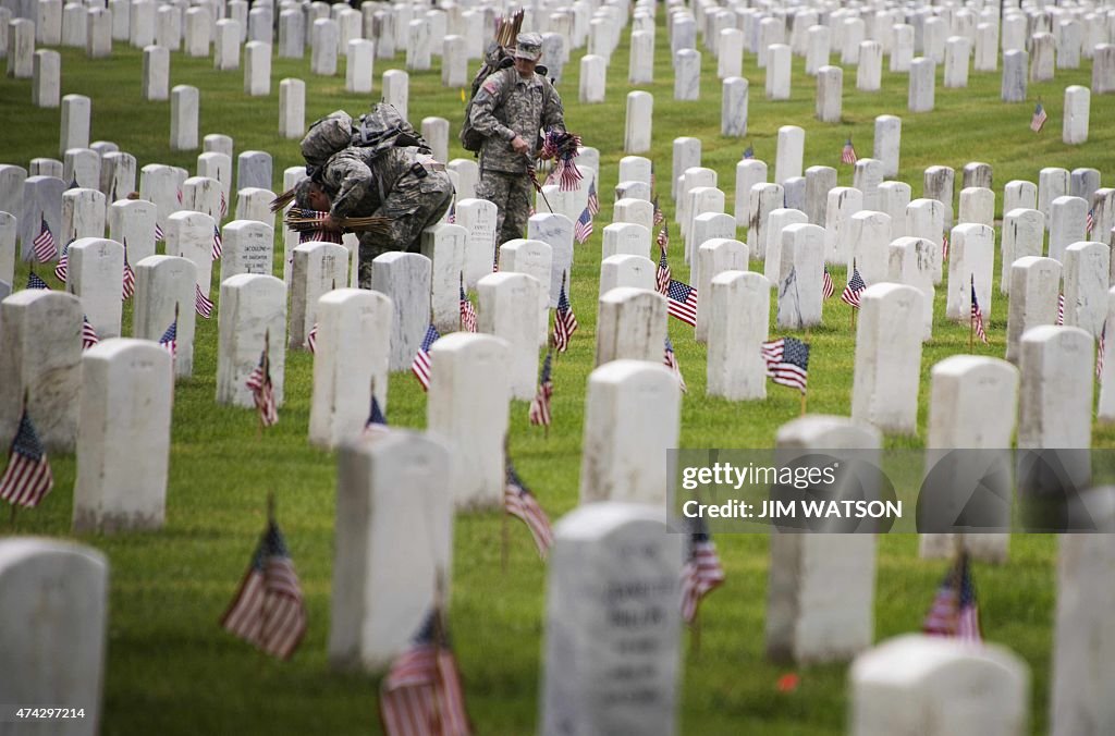 US-HOLIDAY-MILITARY-MEMORIAL-FLAGS