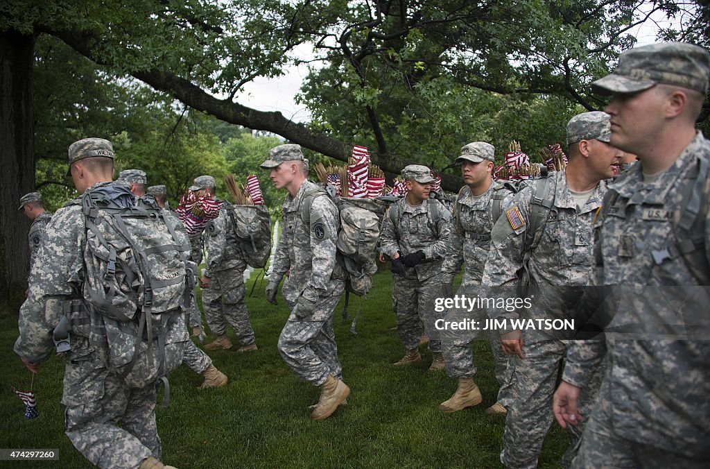 US-HOLIDAY-MILITARY-MEMORIAL-FLAGS