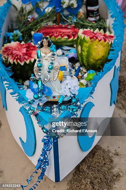 boat filled with offerings to yemanja, sea goddess - iemanja imagens e fotografias de stock