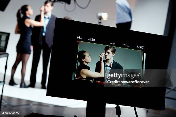 maquiador e stylist trabalhar no modelo - maquilhador imagens e fotografias de stock
