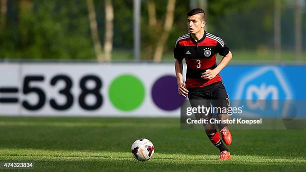 Izzet Isler of Germany runs with the ball during the international friendly match between U15 Netherlands and U15 Germany at the DETO Twenterand...