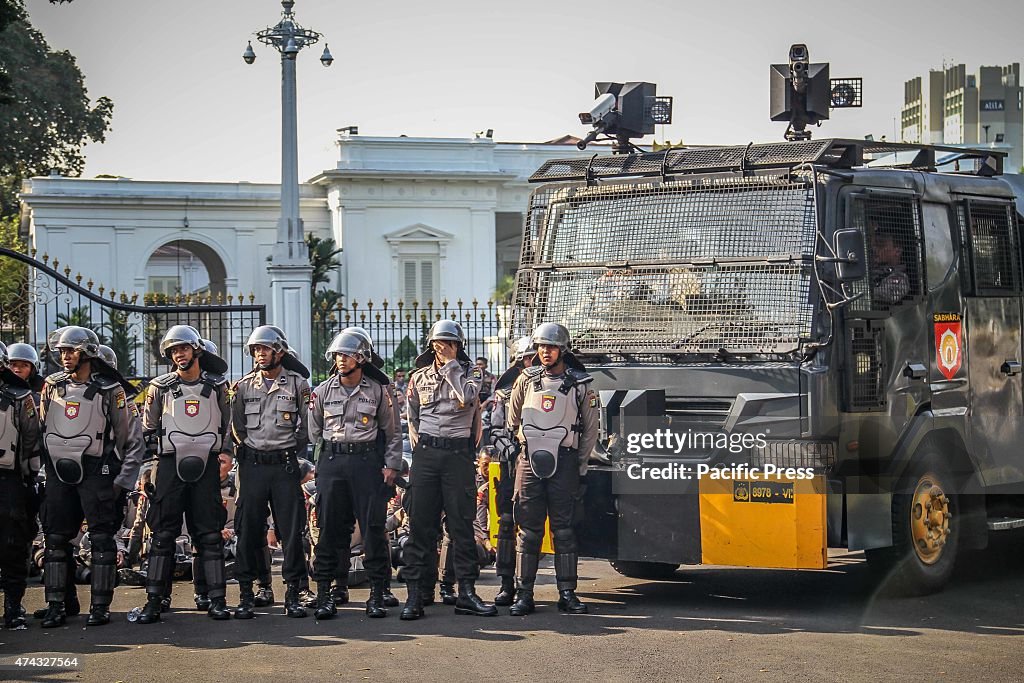 Indonesian riot police watch over anti-government...