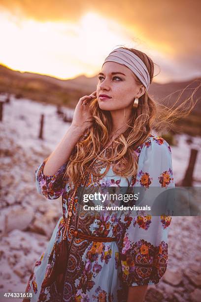style bobo jeune femme dans un paysage avec des nuages d'été soirée - serre tête photos et images de collection