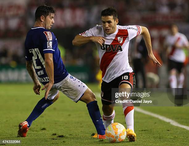 Camilo Mayada of River Plate dribbles past Eugenio Mena of Cruzeiro during a first leg match between River Plate and Cruzeiro as part of...