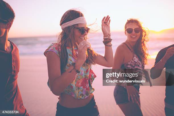 boho-stil mädchen tanzen in einem sommer-abend beachparty - girl beach sunset stock-fotos und bilder