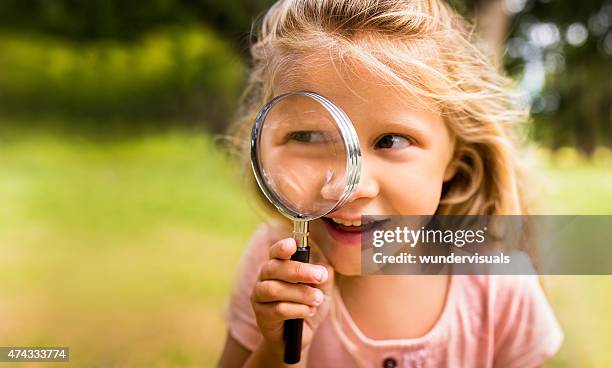 esplorazione ragazza con la lente d'ingrandimento in natura - lente dingrandimento foto e immagini stock