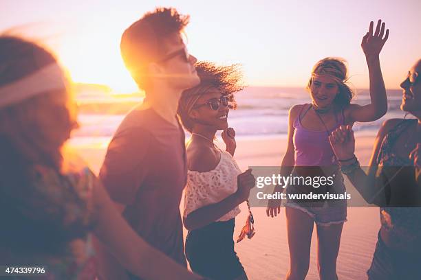 gemischtes gruppe von freunden, tanzen gemeinsam in einem beachparty - retro summer holiday stock-fotos und bilder