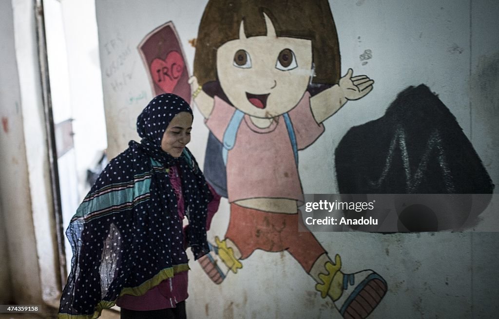 Syrian refugees get education under harsh conditions