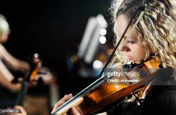 frau die violine spielt. - klassische musik stock-fotos und bilder