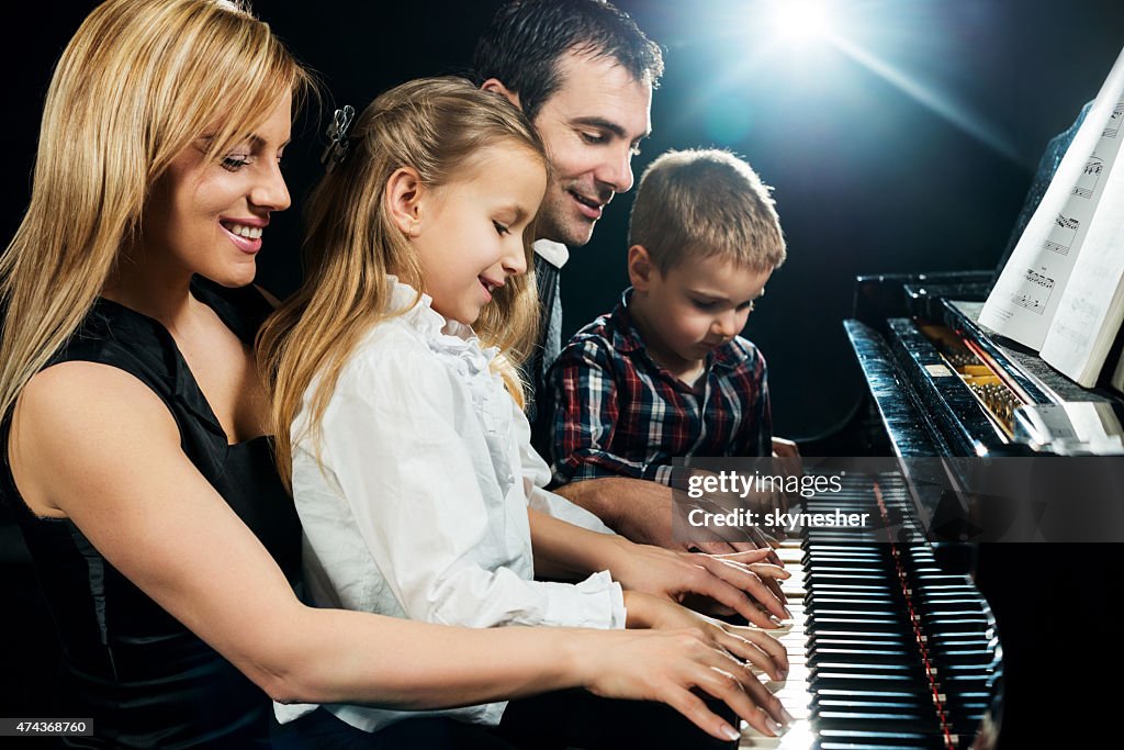 幸せな家族のピアノ演奏をお届けします。