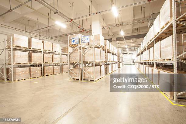 in warehouse - opslagruimte stockfoto's en -beelden