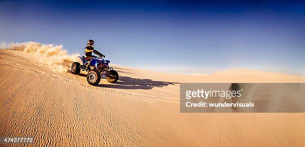 quad motorrad-rennen bergab rennen in der wüste - stunt car stock-fotos und bilder