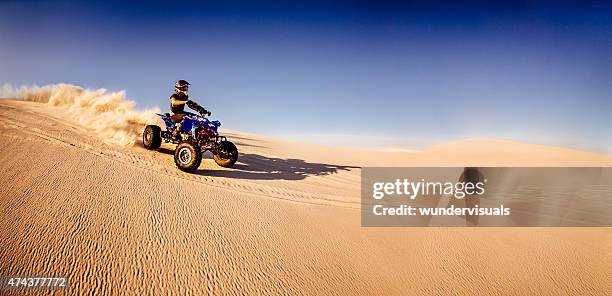 cuádruple ciclismo en un descenso del desierto de carreras de caballos de carrera - vehículo de todo terreno fotografías e imágenes de stock