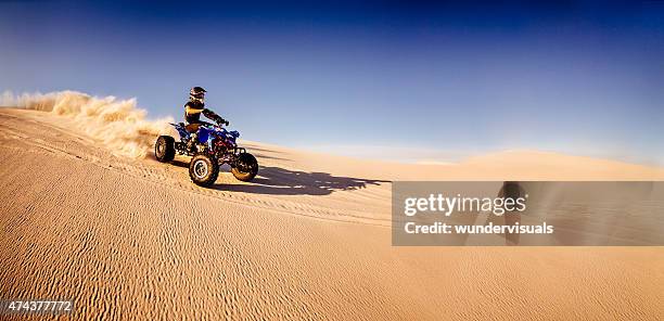 quad descendant dans une course de moto de course - 4x4 photos et images de collection