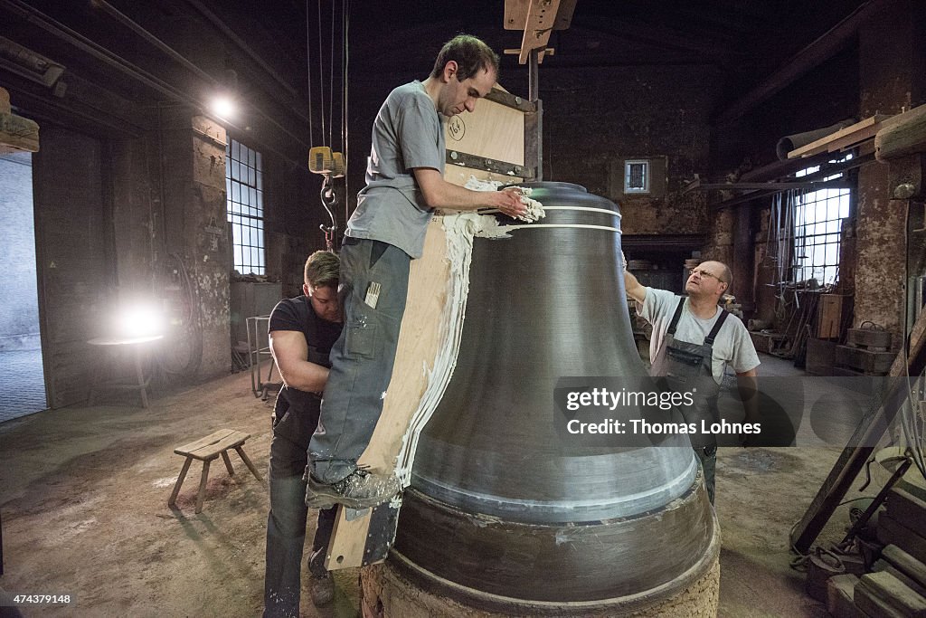Historic Rincker Foundry Casts Bells For Hamburg St. Michaelis Church