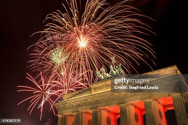 brandenburg gate and fireworks - brandenburger tor 個照片及圖片檔