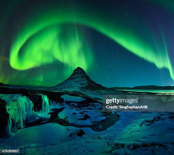 freezing kirkjufell and aurora storm - polarlicht stock-fotos und bilder