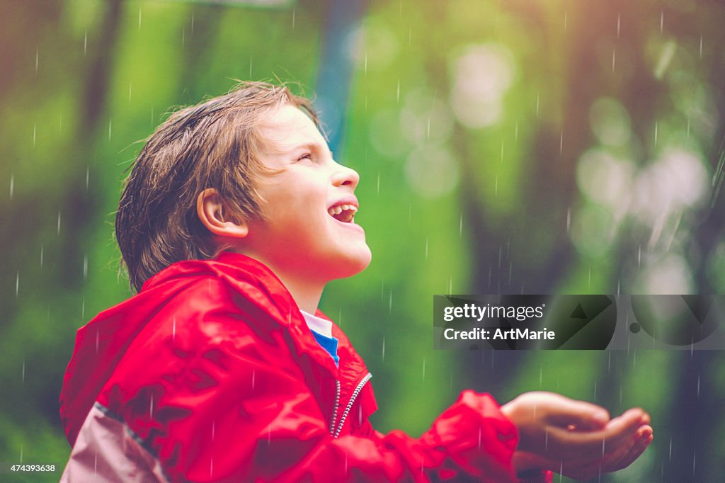 Glücklich in Regen