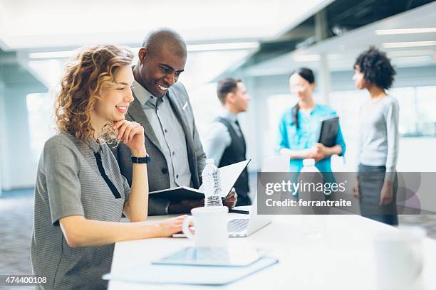multirracial negocios equipo colaborando en el trabajo - igualdad de posibilidades fotografías e imágenes de stock