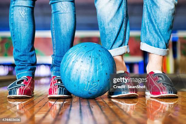 bowling shoes - bowlingbal stockfoto's en -beelden