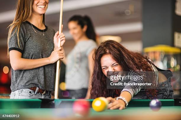 felicidad con sus amigos en el pub - pool table fotografías e imágenes de stock
