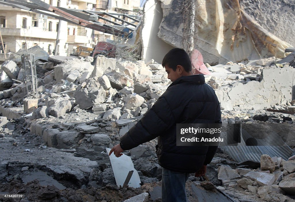 Barrel bomb attacks in Aleppo kill 12