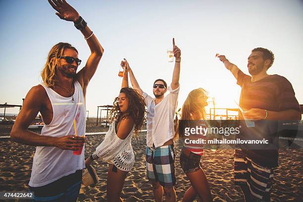 tanzen am strand - bash 2015 concert stock-fotos und bilder