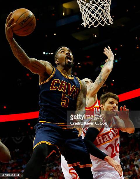 Smith of the Cleveland Cavaliers shoots against Pero Antic and Kyle Korver of the Atlanta Hawks in the first quarter during Game Two of the Eastern...