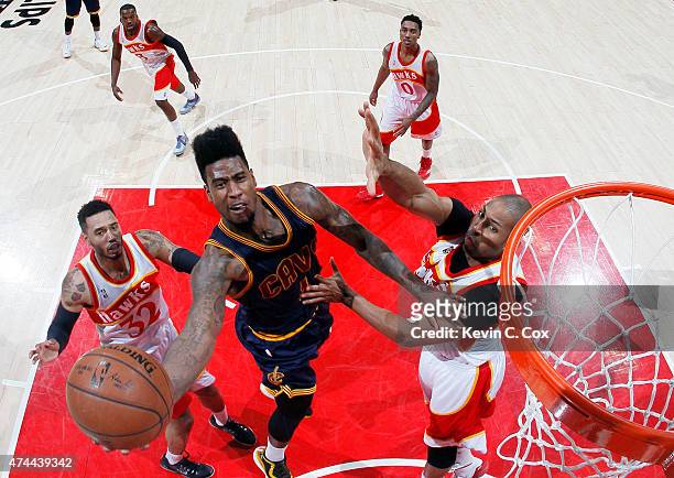 Iman Shumpert of the Cleveland Cavaliers shoots against the Atlanta Hawks in the fourth quarter during Game Two of the Eastern Conference Finals of...