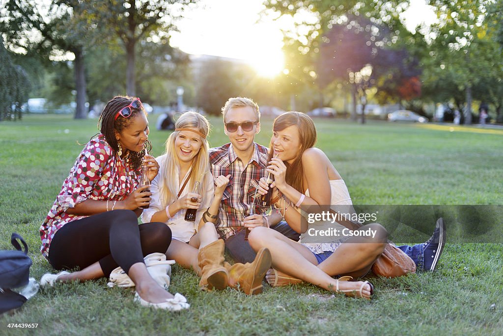 Jeunes étudiants ensemble dans le parc