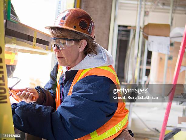 female construction worker - portland - oregon stock photos et images de collection