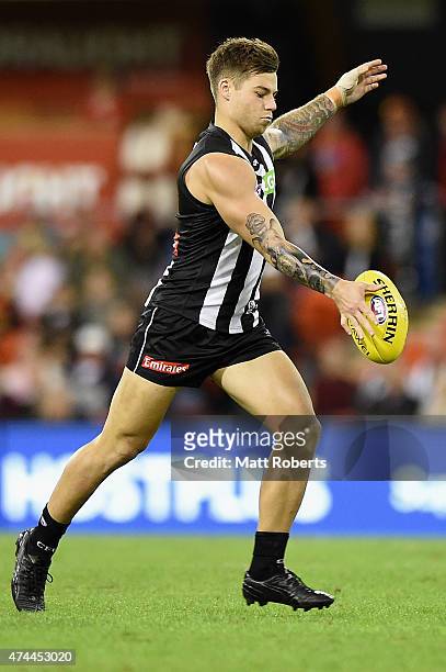Jamie Elliott of the Magpies kicks the ball during the round eight AFL match between the Gold Coast Suns and the Collingwood Magpies at Metricon...