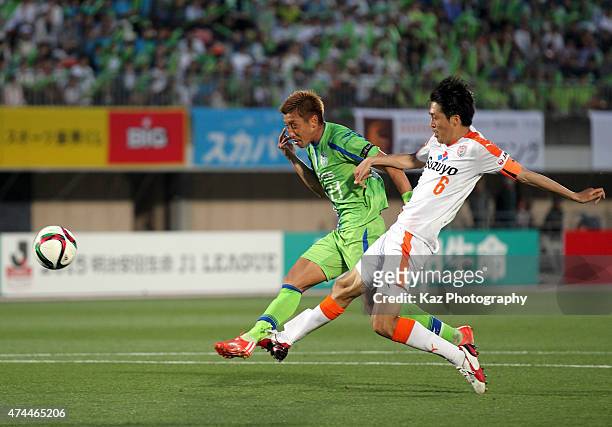 Kaoru Takayama of Shonan Bellmare scores his team's fourth goal during the J.League match between Shonan Bellmare and Shimizu S-Pulse at Shonan BMW...