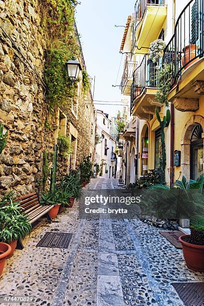 rua estreita, na scilla, calabria - reggio calabria - fotografias e filmes do acervo