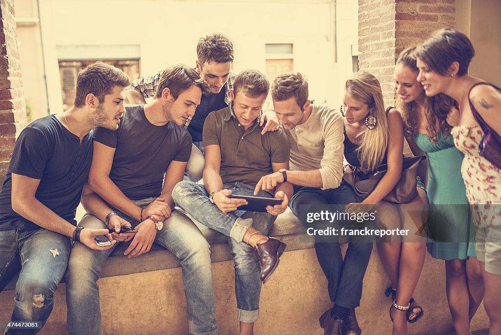 Gruppe von Menschen ein sport-match an einem tablet arbeitet