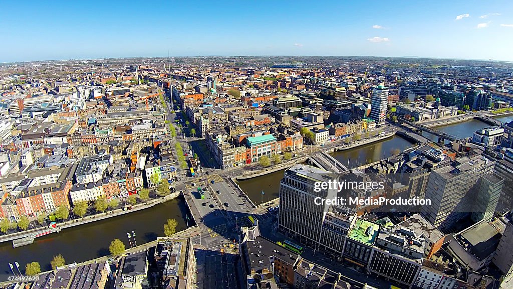 Centro da cidade de Dublin, a O'Connell bridge, e a street