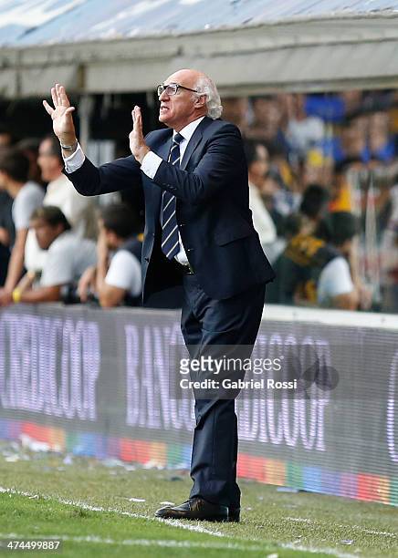 Carlos Bianchi coach of Boca Juniors gives instructions to his players during a match between Boca Juniors and Estudiantes as part of forth round of...