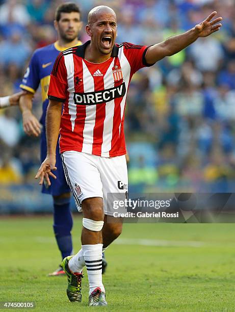 Juan Sebastian Veron of Estudiantes reacts during a match between Boca Juniors and Estudiantes as of forth round part of Torneo Final 2014 at Estadio...