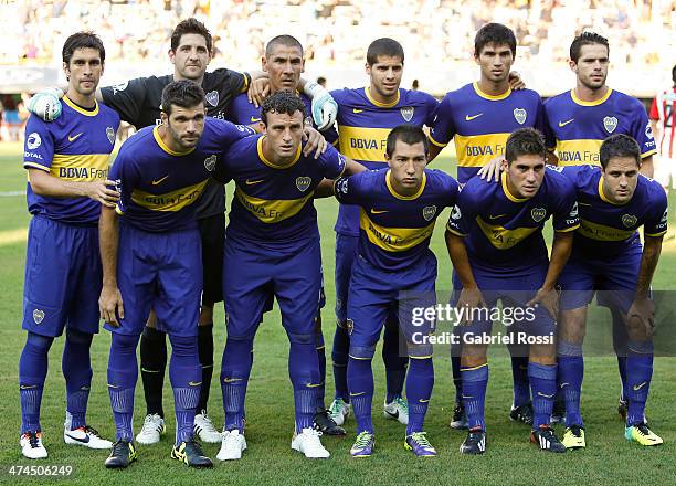 Players of Boca Juniors pose for a photo before a match between Boca Juniors and Estudiantes as part of forth round of Torneo Final 2014 at Estadio...