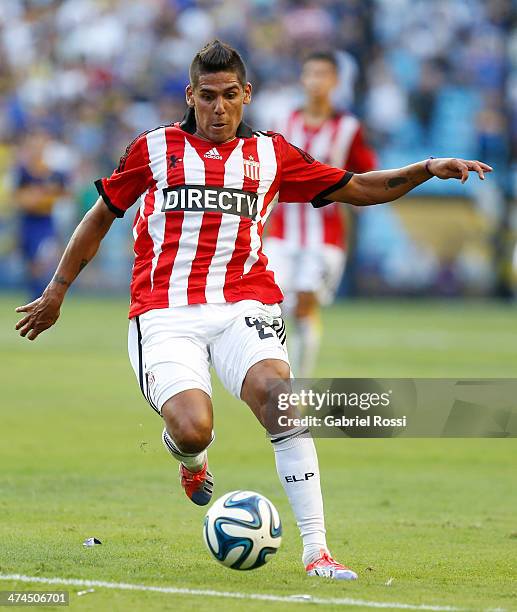 Franco Jara of Estudiantes drives the ball during a match between Boca Juniors and Estudiantes as part of forth round of Torneo Final 2014 at Estadio...