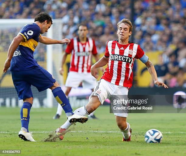 Gaston Gil Romero of Estudiantes fights for the ball with Pablo Ledesma of Boca Juniors during a match between Boca Juniors and Estudiantes as part...