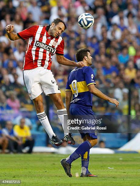 Leandro Desabato of Estudiantes heads the ball during a match between Boca Juniors and Estudiantes as part of forth round of Torneo Final 2014 at...
