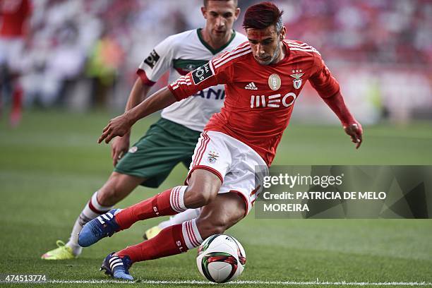 Benfica's Argentine midfielder Eduardo Salvio vies with Maritimo's Brazilian midfielder Filipe Santos "Gallo" during the Portuguese league football...